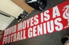 Liverpul muxlislari Moyes – futbol dahosi nomli banner tayyorlashdi