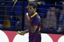 Dani Alves o'ziga otilgan bananni eb tashladi