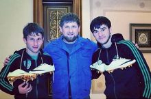 Ramzan Qodirov “Terek”ning ikki futbolchisiga oltin butsa sovg'a qildi