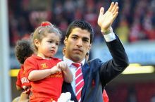 Luis Suares o'z qizi Delfinani Liverpuldagi maktabga beradi