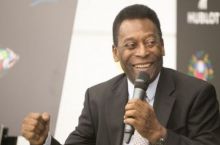 Pele JCH-2014 vaqtida Braziliya termasini qo'shiq aytib qo'llab-quvvatlaydi