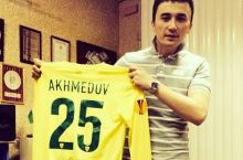 Ahmedov Ulug'bek Rahmatullaevga “Anji” futbolkasini sovg'a qildi (FOTO)