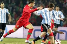 Maradona: “Messi va Ronaldu o'z jamoalariga yaxshiroq o'ynashiga yordam beradi”