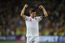 Steven out. Jerrard yoshlarga yo'l beryapti