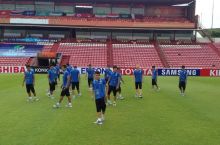 O'smirlarimiz "Muanghtong" stadioniga etib keldi