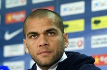 Агент: "Дани Алвеш хочет остаться в "Барсе"
