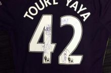 Yaya Ture o'zi to'p bilan zarba bergan 5 yoshli qizchaga futbolka sovg'a qildi