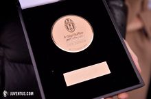 Buffonga ramziy futbolka va maxsus medal topshirildi (FOTO)