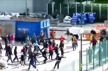 Фанаты "Аякса" арестованы за попытку драки с болельщиками "ПСЖ"