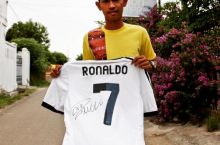 Ronaldu cunamidan tirik qolgan bolakayga avtografli futbolkasini sovg'a qildi