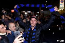 Podolski Milanda Inter sharflarida suratga tushdi
