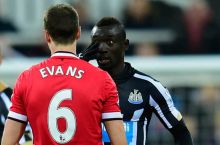 Papiss Sisse Evansga tuflagani uchun 7 o'yinga diskvalifikaciya qilinadi