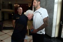 Rossiyalik sobiq futbolchi Materaccining ko'kragiga boshi bilan "zarba" berdi FOTO