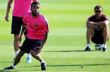 Dani Alves kelasi mavsumda "Barselona"da qolishga qaror qildi