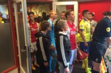 "Ayaks" futbolchilari onalari bilan maydonga chiqishdi