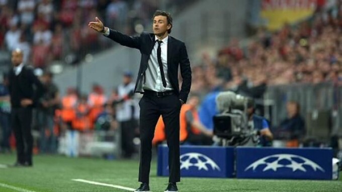 тренер футбольной команды у кромки поля