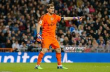 "Real" muxlislarining yarmi Iker Kasilyas jamoada qolishini istayapti