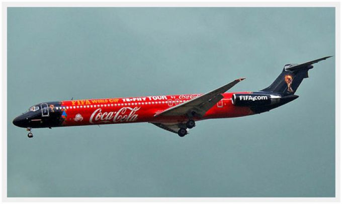 магнитик авиация. игрушечный самолёт аэролайн. первым делом самолёты концер к дню авиации. самолет в коле. самолет с колой.