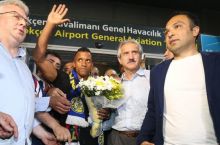 Fenerbaxchening ko'plab muxlislari Nanini kutib olishdi