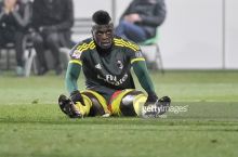 «Милан» может оштрафовать или продать Ньянга за прыжок с крыши в бассейн