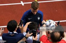 Гризманн подарил мяч сыну убитого полицейского