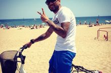 Дани Алвес бир зарбада шишанинг қопқоғини очди (видео)