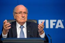 СМИ: Йозеф Блаттер болен раком кожи, врачи удалили ему часть левого уха