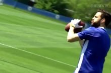 "Челси" футболчилари регби тўпини бир қўл билан ушлаш борасида мусобақа ўтказишди (видео)