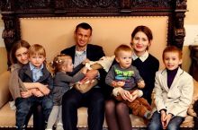 Семак с женой взяли из детдома девочку с ограниченными возможностями