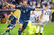 «Ювентус» предложил 45 млн евро и Ругани за Игуаина, «Наполи» отказался