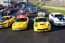 "Манчестер Юнайтед" футболчилари машина пойгасида қатнашишди (видео)