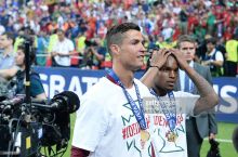 Роналду селфи тушмоқчи бўлган мухлисини итариб юборди (ВИДЕО)