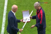 Арсен Венгерга қилич совға қилишди (фото)