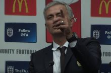 Жозе Моуриньо матбуот-анжуманида ухлаётган журналистни кўриб қолди (видео)