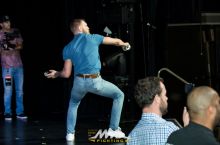 Конор Макгрегор рақибига энергетик улоқтирди (видео)