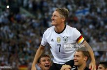 "Манчестер Юнайтед" заявил Швайнштайгера на Премьер-лигу