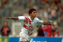 Элбер нега оғзига қизил скотч ёпиштириб чиққан?