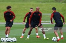 Гвардиола Компанига "Манчестер Сити" асосий таркибидан жой кафолатламаяпти