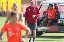 Хуммельс: "Анчелотти лотин тилидан собиқ ўқитувчимга ўхшайди"