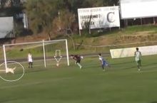 Чилининг қуйи лигаларидан бирида ит сейв амалга оширди (видео)