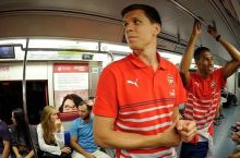 Жамоат транспортида юрадиган таниқли футбол юлдузлари (ФОТО)