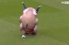 Маскотт танаффус пайтида одамни ютиб юборди (видео)