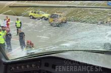 МЮ билан ўйин учун учаётган "Фенербахче" самолёти авариявий қўнишни амалга оширди (фото)