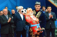 Футзал. "Ардус" Нодир Элибоевга эсдалик совғасини топширди