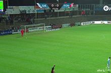 Дарвозабон тепган тўп кучли шамол туфайли ўзига қайтиб келди (видео)