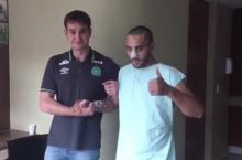 Мўжиза туфайли авиаҳалокатда тирик қолган "Шапекоэнсе" футболчиси юра бошлади