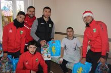 “Lokomotiv” futbolchilari onkologiya ilmiy markazida davolanayotgan bolalarga Yangi Yil sovg'alari ulashdi FOTO