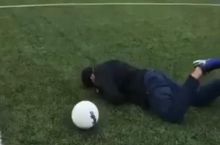 Fint ijro etmoqchi bo'lgan Neymar yiqilib tushdi (video)