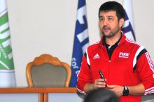 OCHL–2017. Farhod Abdullaev Qatardagi o'yinda iordaniyalik hakamlar ishiga baho beradi