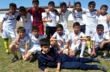 Taganlik yoshlar yashil maydonda